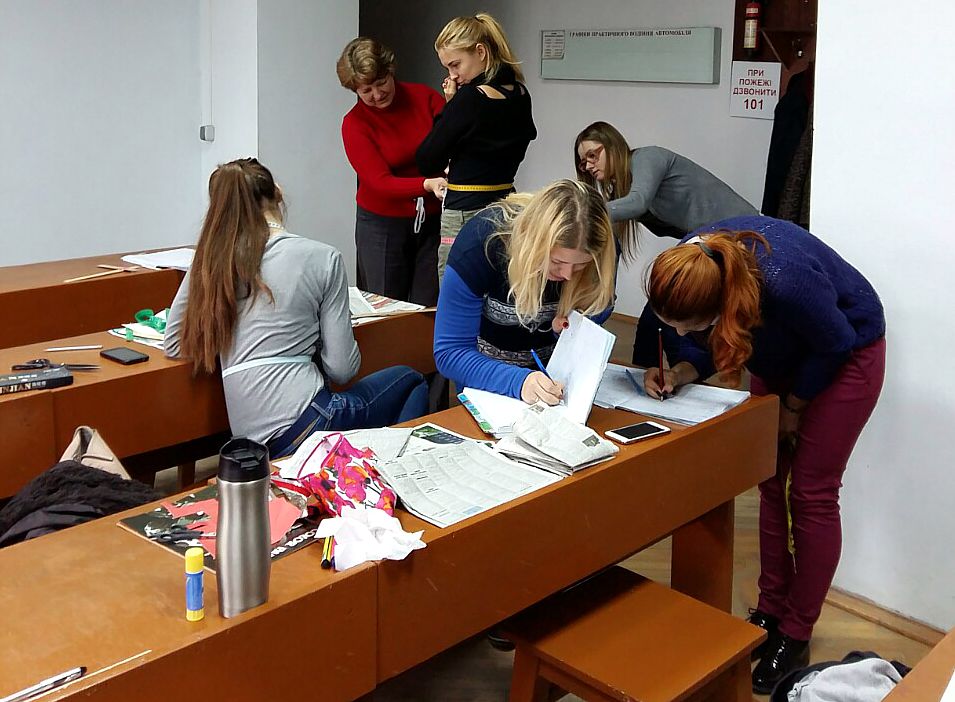 Занятие в учебном классе представительства Академии Кроя УниМеКС во Львове